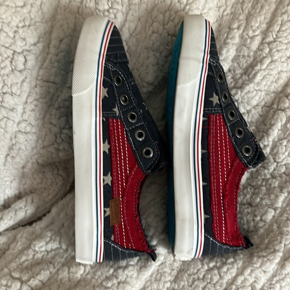 NWOB Ladies Red, White, & Blue Blowfish Slip On Shoes, Size 6 - Picture 2 of 9